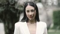Anya Geraldine tampil simpel tapi tetap elegan dengan blazer putih. Rambut panjangnya dibiarkan tergerai saat menghadiri pernikahan kakak Mario Dandy, Angela dan Jeremy Imanuel Santoso. Foto: dok. Instagram Anya Geraldine