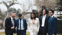 Pose Anya Geraldine, Gading Marten, Nadif, Sean Gelael, dan groomsmen lainnya. Foto: dok. Instagram Anya Geraldine