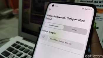 Masukkan data nomor telepon atau email yang terdaftar saat kalian cantumkan ketika masih PeduliLindungi. Foto: Agus Tri Haryanto/detikINET