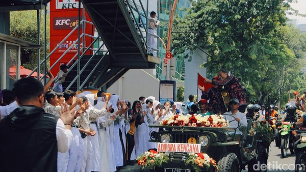 Riuh Warga Surabaya Antusias Sambut Arak arakan Penghargaan