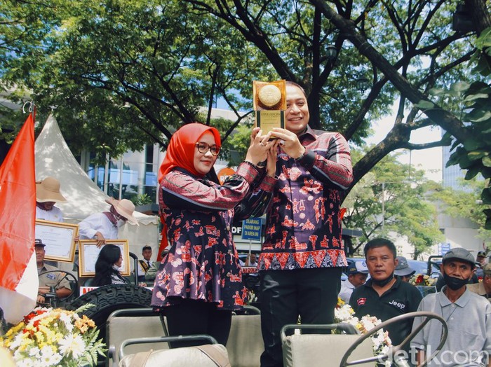 Arak-arakan Adipura Kencana