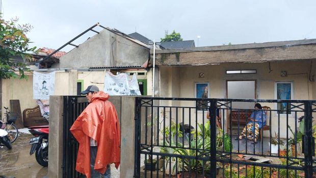 Atap rumah warga berterbangan akibat angin kencang di Tambun Bekasi