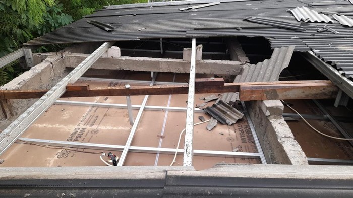 Atap rumah warga berterbangan akibat angin kencang di Tambun Bekasi