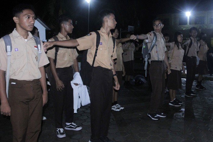 Sejumlah pelajar Sekolah Menengah Atas (SMA) mengikuti aktivitas belajar mengajar di SMA Negeri I Kupang di Kota Kupang, NTT, Rabu (1/3/2023). Pemerintah provinsi NTT menerapkan kebijakan aktivitas sekolah bagi SMA/SMK Negeri di NTT dimulai pukul 05.00 WITA dengan alasan untuk melatih karakter siswa/siswa SMA/SMK di NTT. ANTARA FOTO/Kornelis Kaha/aww.