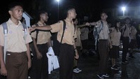 Sejumlah siswa mengikuti apel pagi di halaman SMA Negeri I Kupang sebelum mengikuti pelajaran yang dimulai jam 5 pagi.