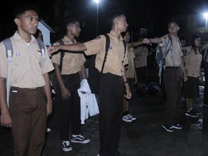 Nusra Sepekan: Riuh Masuk Sekolah Jam 05.30-Balita Gigit Batu di Saluran Air