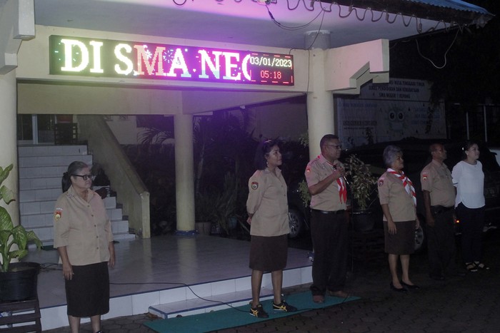 Sejumlah pelajar Sekolah Menengah Atas (SMA) mengikuti aktivitas belajar mengajar di SMA Negeri I Kupang di Kota Kupang, NTT, Rabu (1/3/2023). Pemerintah provinsi NTT menerapkan kebijakan aktivitas sekolah bagi SMA/SMK Negeri di NTT dimulai pukul 05.00 WITA dengan alasan untuk melatih karakter siswa/siswa SMA/SMK di NTT. ANTARA FOTO/Kornelis Kaha/aww.