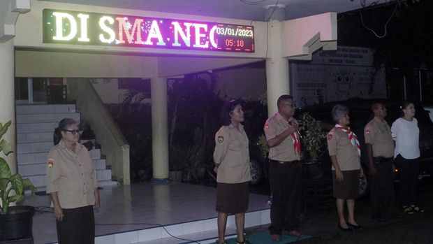 Sejumlah pelajar Sekolah Menengah Atas (SMA) mengikuti aktivitas belajar mengajar di SMA Negeri I Kupang di Kota Kupang, NTT, Rabu (1/3/2023).  Pemerintah provinsi NTT menerapkan kebijakan aktivitas sekolah bagi SMA/SMK Negeri di NTT dimulai pukul 05.00 WITA dengan alasan untuk melatih karakter siswa/siswa SMA/SMK di NTT.  ANTARA FOTO/Kornelis Kaha/aww.