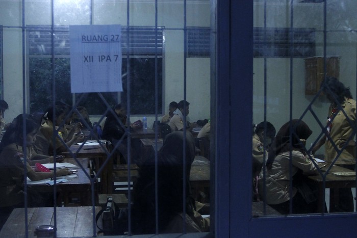 Sejumlah pelajar Sekolah Menengah Atas (SMA) mengikuti aktivitas belajar mengajar di SMA Negeri I Kupang di Kota Kupang, NTT, Rabu (1/3/2023). Pemerintah provinsi NTT menerapkan kebijakan aktivitas sekolah bagi SMA/SMK Negeri di NTT dimulai pukul 05.00 WITA dengan alasan untuk melatih karakter siswa/siswa SMA/SMK di NTT. ANTARA FOTO/Kornelis Kaha/aww.
