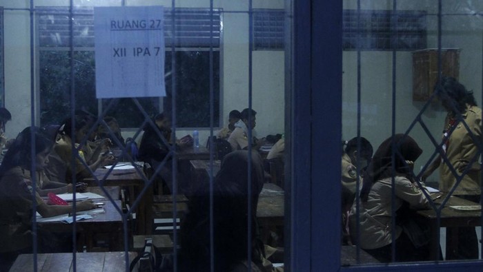 ATURAN BERSEKOLAH MULAI JAM LIMA PAGI DI NTT Sejumlah pelajar Sekolah Menengah Atas (SMA) mengikuti aktivitas belajar mengajar di SMA Negeri I Kupang di Kota Kupang, NTT, Rabu (1/3/2023). Pemerintah provinsi NTT menerapkan kebijakan aktivitas sekolah bagi SMA/SMK Negeri di NTT dimulai pukul 05.00 WITA dengan alasan untuk melatih karakter siswa/siswa SMA/SMK di NTT. ANTARA FOTO/Kornelis Kaha/aww.