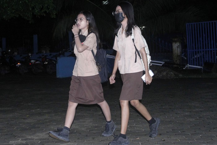 Sejumlah pelajar Sekolah Menengah Atas (SMA) mengikuti aktivitas belajar mengajar di SMA Negeri I Kupang di Kota Kupang, NTT, Rabu (1/3/2023).  Pemerintah provinsi NTT menerapkan kebijakan aktivitas sekolah bagi SMA/SMK Negeri di NTT dimulai pukul 05.00 WITA dengan alasan untuk melatih karakter siswa/siswa SMA/SMK di NTT.  ANTARA FOTO/Kornelis Kaha/aww.