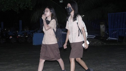 Sejumlah pelajar Sekolah Menengah Atas (SMA) mengikuti aktivitas belajar mengajar di SMA Negeri I Kupang di Kota Kupang, NTT, Rabu (1/3/2023).  Pemerintah provinsi NTT menerapkan kebijakan aktivitas sekolah bagi SMA/SMK Negeri di NTT dimulai pukul 05.00 WITA dengan alasan untuk melatih karakter siswa/siswa SMA/SMK di NTT.  ANTARA FOTO/Kornelis Kaha/aww.