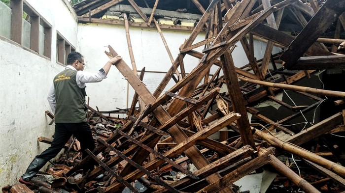 Bangunan SDN Gunung Biru di Kampung Cimapag, Sukabumi, ambruk imbas gempa., Rabu (1/3/2023).