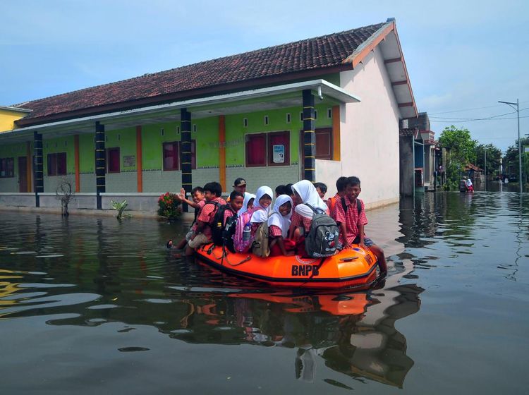 Banjir Ganggu UTS Siswa SD di Kudus