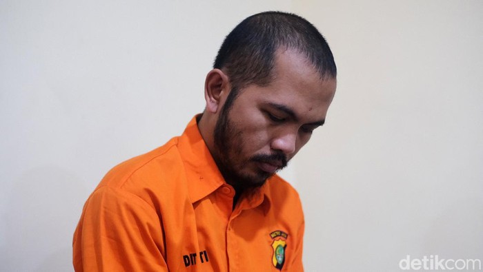 Polda Metro Jaya menggelar rekonstruksi kasus mutilasi Angela Hindriati. Tersangka memperagakan 60 adegan dalam rekonstruksi yang berlangsung di Mapolda Metro Jaya.