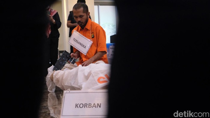 Polda Metro Jaya menggelar rekonstruksi kasus mutilasi Angela Hindriati. Tersangka memperagakan 60 adegan dalam rekonstruksi yang berlangsung di Mapolda Metro Jaya.
