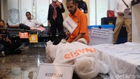Kemudian Ecky Listiantho memutilasi tubuh Angela Hindriati menjadi tujuh bagian. 