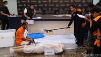 Ecky Listiantho memutilasi menggunakan gergaji besi.