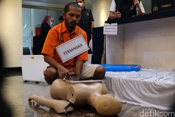 Polda Metro Jaya menggelar rekonstruksi kasus mutilasi Angela Hindriati. Tersangka memperagakan 60 adegan dalam rekonstruksi yang berlangsung di Mapolda Metro Jaya.