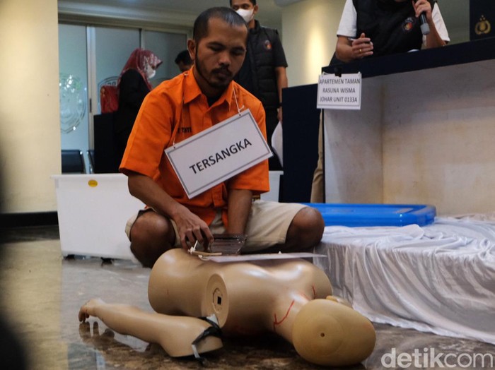 Polda Metro Jaya menggelar rekonstruksi kasus mutilasi Angela Hindriati. Tersangka memperagakan 60 adegan dalam rekonstruksi yang berlangsung di Mapolda Metro Jaya.