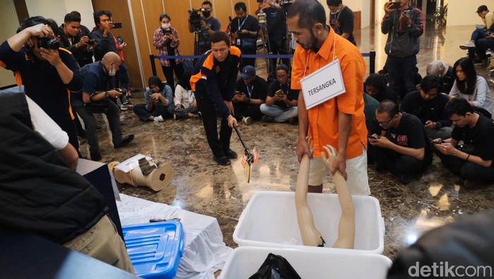 Polda Metro Jaya menggelar rekonstruksi kasus mutilasi Angela Hindriati. Tersangka memperagakan 60 adegan dalam rekonstruksi yang berlangsung di Mapolda Metro Jaya.