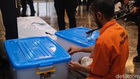 Ini pertama kali Ecky ditampilkan ke publik setelah ditangkap dan dijadikan tersangka dalam kasus pembunuhan tersebut. 