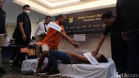 Dalam rekonstruksi diperlihatkan momen Ecky Listiantho membunuh Angela.
