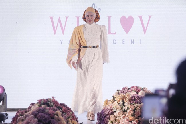 Pada show tunggalnya, Yanti Adeni menampilkan tiga koleksi yang berbeda, yaitu ready to wear yang diberi nama Wlove, we love Yanti Adeni, Yantu Adeni dan Yanti Adeni Attelier. Yanti memilih motif bunga dengan warna pastel dengan feminin looks. Foto: Grandyos Zafna/Detikcom.