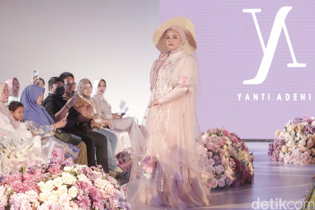 Ketika usai menggelar fashion show, Yanti mengucapkan ada total 30 koleksi. Ada 30 koleksi, 12 koleksi Wlove Yanti Adeni, 12 Yanti Attelier, dan 6 Yanti Adeni Couture termasuk gaun pernikahan. Bahannya dominan pakai tule dengan detail dots, embroidery bunga-bunga dengan sedikit emblishment untuk pemanis dan mempercantik baju-bajunya aja, pungkas Yanti. Foto: Grandyos Zafna/Detikcom.