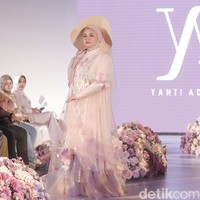 Ketika usai menggelar fashion show, Yanti mengucapkan ada total 30 koleksi. Ada 30 koleksi, 12 koleksi Wlove Yanti Adeni, 12 Yanti Attelier, dan 6 Yanti Adeni Couture termasuk gaun pernikahan. Bahannya dominan pakai tule dengan detail dots, embroidery bunga-bunga dengan sedikit emblishment untuk pemanis dan mempercantik baju-bajunya aja, pungkas Yanti. Foto: Grandyos Zafna/Detikcom.