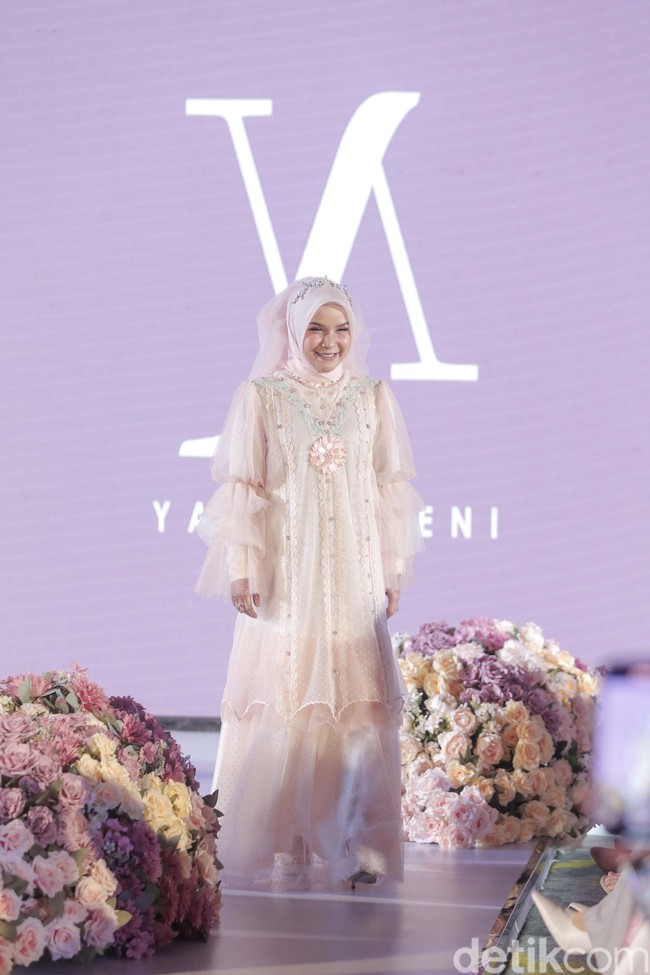 Yanti mengungkapkan persiapan koleksi kali ini memakan waktu sekitar 2 bulan. Persiapannya dua bulan, menjahit dan produksi. Satu bulan sebelumnya mengumpulkan inspirasi. Tapi produksinya dua bulan teng jadi. Ini semua kolaborasikan dengan koleksi daily dan juga ada khusus Lebaran, jelas Yanti. Foto: Grandyos Zafna/Detikcom
