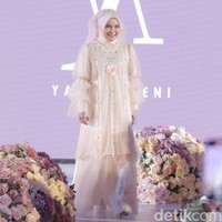 Yanti mengungkapkan persiapan koleksi kali ini memakan waktu sekitar 2 bulan. Persiapannya dua bulan, menjahit dan produksi. Satu bulan sebelumnya mengumpulkan inspirasi. Tapi produksinya dua bulan teng jadi. Ini semua kolaborasikan dengan koleksi daily dan juga ada khusus Lebaran, jelas Yanti. Foto: Grandyos Zafna/Detikcom