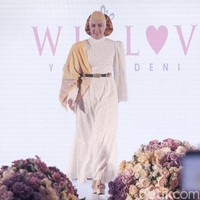Pada show tunggalnya, Yanti Adeni menampilkan tiga koleksi yang berbeda, yaitu ready to wear yang diberi nama Wlove, we love Yanti Adeni, Yantu Adeni dan Yanti Adeni Attelier. Yanti memilih motif bunga dengan warna pastel dengan feminin looks. Foto: Grandyos Zafna/Detikcom.