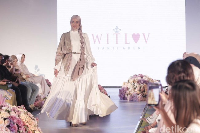 Koleksi Bloom in Fantasy karya Yanti menggunakan bahan satin silk. Pada bagian lengan busana karya desainer asal Bangka Belitung ini terdapat detail ruffle dengan potongan loose. Foto: Grandyos Zafna/Detikcom