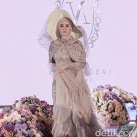 Ada selebriti dan influencer sebagai muse yang membawakan koleksi dari desainer asal Bangka ini. Mereka antara lain Melody JKT48, Nabila JKT48, Selvi Kitty, Tasya Nur Medina, Nisma Bahanan, Tika Ramlan, dan Uty Bonita. Foto: Grandyos Zafna/Detikcom.
