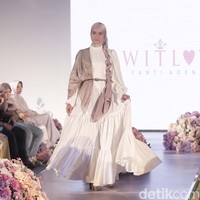 Koleksi Bloom in Fantasy karya Yanti menggunakan bahan satin silk. Pada bagian lengan busana karya desainer asal Bangka Belitung ini terdapat detail ruffle dengan potongan loose. Foto: Grandyos Zafna/Detikcom