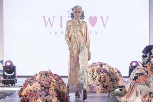 Sedangkan untuk koleksi Yanti Adeni dan Yanti Adeni Attelier memakai bahan yang lebih festive, yaitu lace, kain tule, dan premium payet yang berkolaborasi dengan Torenda. Warna pada koleksi ini ada baby blue, abu-abu, dusty pink, putih gading dan warna pastel lainnya. Yanti Adeni juga mempersembahkan koleksi Yanti Adeni couture, yang menggunakan pilihan warna earth tone dan terkesan feminin. Foto: Grandyos Zafna/Detikcom.