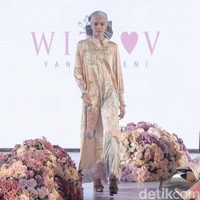 Sedangkan untuk koleksi Yanti Adeni dan Yanti Adeni Attelier memakai bahan yang lebih festive, yaitu lace, kain tule, dan premium payet yang berkolaborasi dengan Torenda. Warna pada koleksi ini ada baby blue, abu-abu, dusty pink, putih gading dan warna pastel lainnya. Yanti Adeni juga mempersembahkan koleksi Yanti Adeni couture, yang menggunakan pilihan warna earth tone dan terkesan feminin. Foto: Grandyos Zafna/Detikcom.