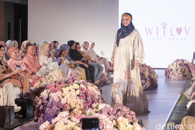 Yanti Adeni memulai karier sebagai wadrobe di berbagai televisi nasional selama enam tahun. Kemudian dia mulai membuat koleksi ready to wear. Kini menggelar sebuah show tunggal, dia pun merasa terharu sekaligus bahagia. Foto: Grandyos Zafna/Detikcom.