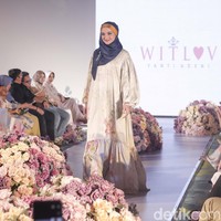 Yanti Adeni memulai karier sebagai wadrobe di berbagai televisi nasional selama enam tahun. Kemudian dia mulai membuat koleksi ready to wear. Kini menggelar sebuah show tunggal, dia pun merasa terharu sekaligus bahagia. Foto: Grandyos Zafna/Detikcom.