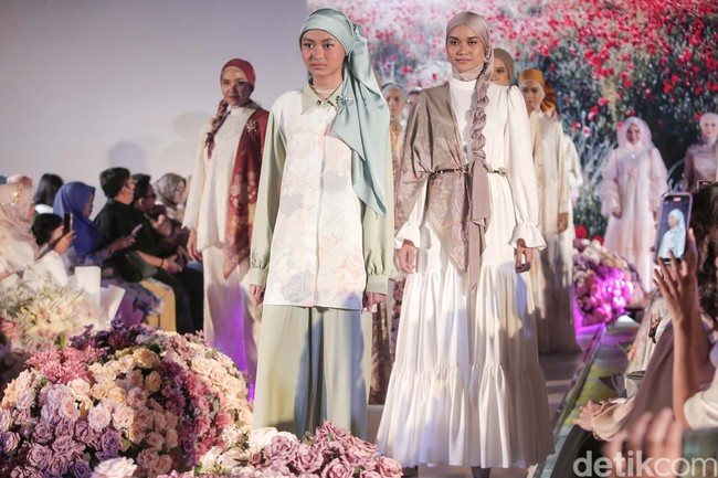 Perancang Busana Yanti Adeni yang viral karena menampilkan baju ayam geprek di Paris Fashion Show menggelar show tunggal perdana mengusung tema Bloom in Fantasy. Koleksi tersebut akan menjadi koleksi spesial Lebaran 2023. Foto: Grandyos Zafna/Detikcom.