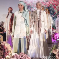 Perancang Busana Yanti Adeni yang viral karena menampilkan baju ayam geprek di Paris Fashion Show menggelar show tunggal perdana mengusung tema Bloom in Fantasy. Koleksi tersebut akan menjadi koleksi spesial Lebaran 2023. Foto: Grandyos Zafna/Detikcom.