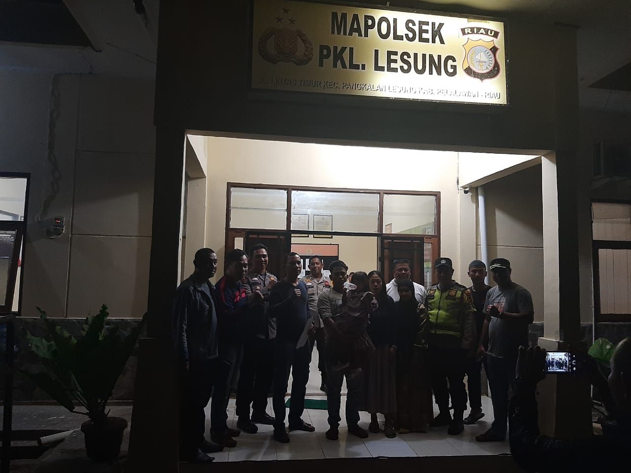 Momen Bripka Ilmansyah ikut menjemput anak Desa Sungai Landai yang diculik dan ditemukan di Riau.