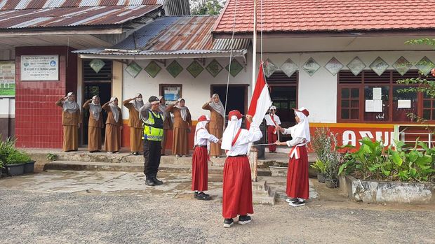 Bripka Ilmansyah saat menjadi pembina upacara SD di Muaro Jambi.