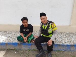 Kisah Pak Bhabin Bripka Ilmansyah Sekolahkan Anak Kurang Mampu di Jambi