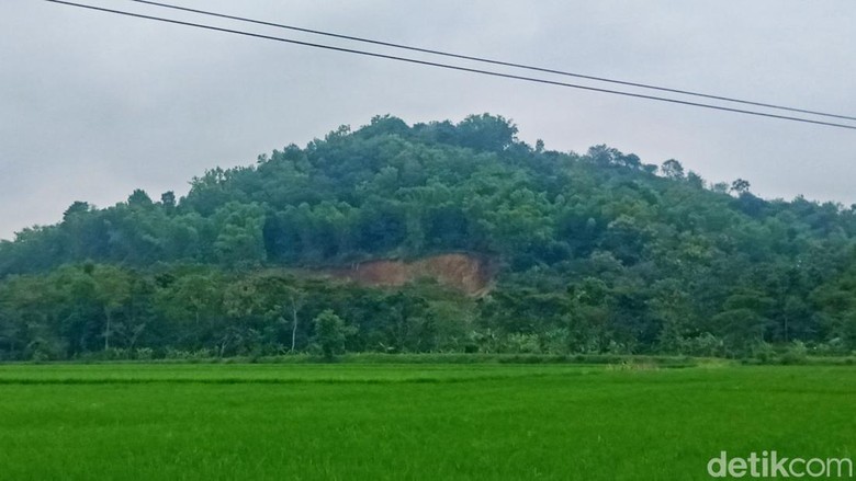 Bukit purba di Bayat, Klaten, yang dikeruk untuk proyek tol. Foto ambil Rabu (1/3/2023).