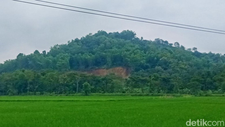 Bukit purba di Bayat, Klaten, yang dikeruk untuk proyek tol. Foto ambil Rabu (1/3/2023). Bukit purba di Bayat, Klaten, yang dikeruk untuk proyek tol. Foto ambil Rabu (1/3/2023).