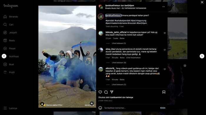 Bule menyalakan bom asap di Kawah Ijen