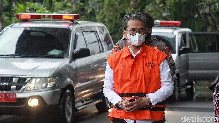 Bupati Bangkalan Nonaktif Kembali Diperiksa KPK Bupati Bangkalan nonaktif R Abdul Latif Amin Imron kembali diperiksa KPK. Pemeriksaan ini terkait kasus dugaan suap jual beli jabatan di Pemkab Bangkalan, Jawa Timur.