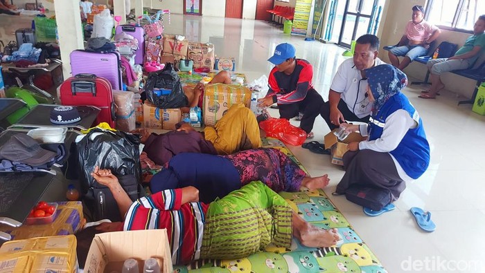 Calon penumpang kapal yang tertahan di pelabuhan di Sumenep
